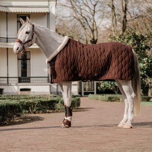 Couverture de présentation Horka en velours 200g – Chocolat – Chic, chaude et élégante pour chevaux
