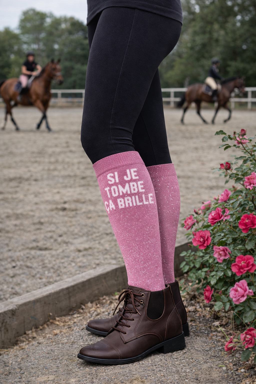 Chaussettes d’Équitation Paillettes à Slogan – Qualité Premium – Dans 500m y a la buvette – Image 3