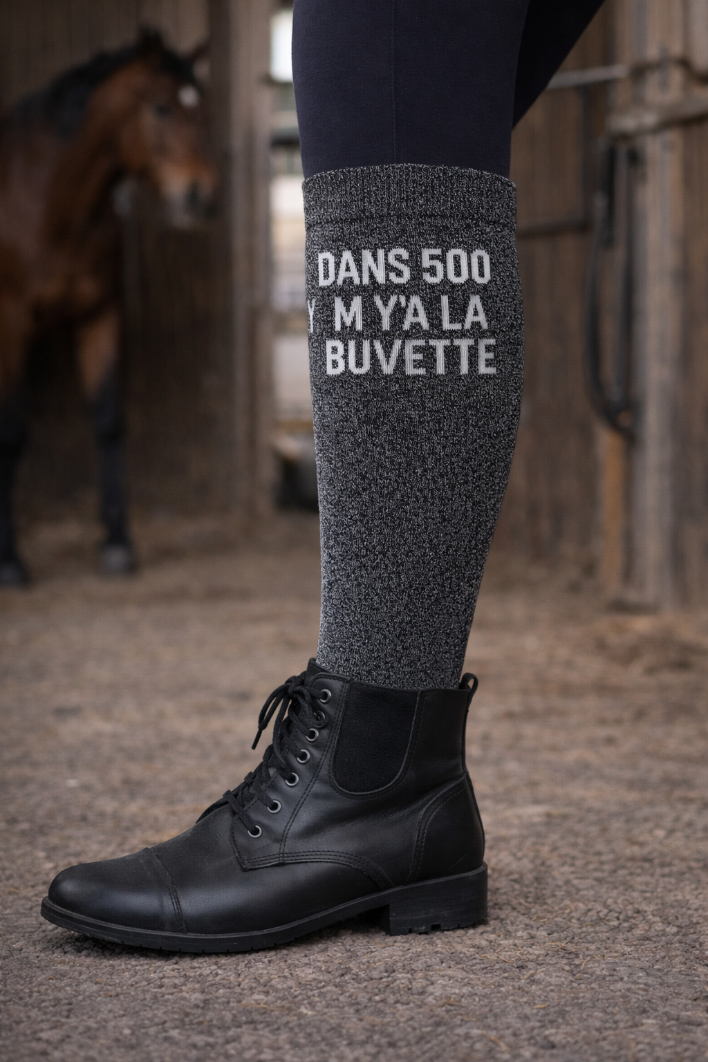 Chaussettes d’Équitation Paillettes à Slogan – Qualité Premium – Dans 500m y a la buvette – Image 6
