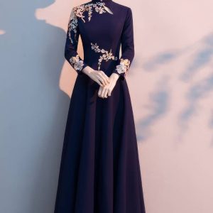Cheongsam Longue En Bleu Nuit Avec Broderies Florales – Lixia