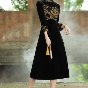 Cheongsam Longue En Velours Noir Brodé Col Mandarin – Yanmei
