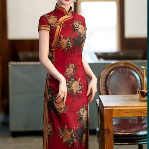 Cheongsam Longue Rouge Avec Motifs Floraux Et Garnitures Dorées – Hongli