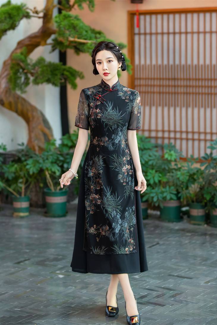 Cheongsam Noire Avec Manches Transparentes Et Motifs Floraux – Fengyi