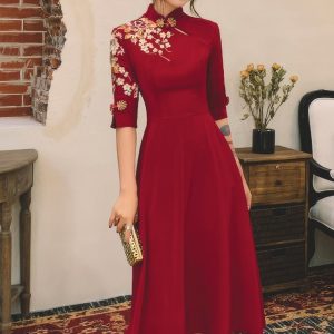 Cheongsam Rouge Broderie Florale – Huaxiang