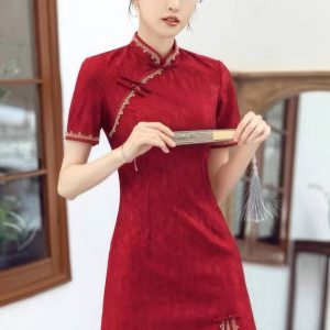 Cheongsam Traditionnelle En Dentelle Rouge Col Mandarin – Chunlan