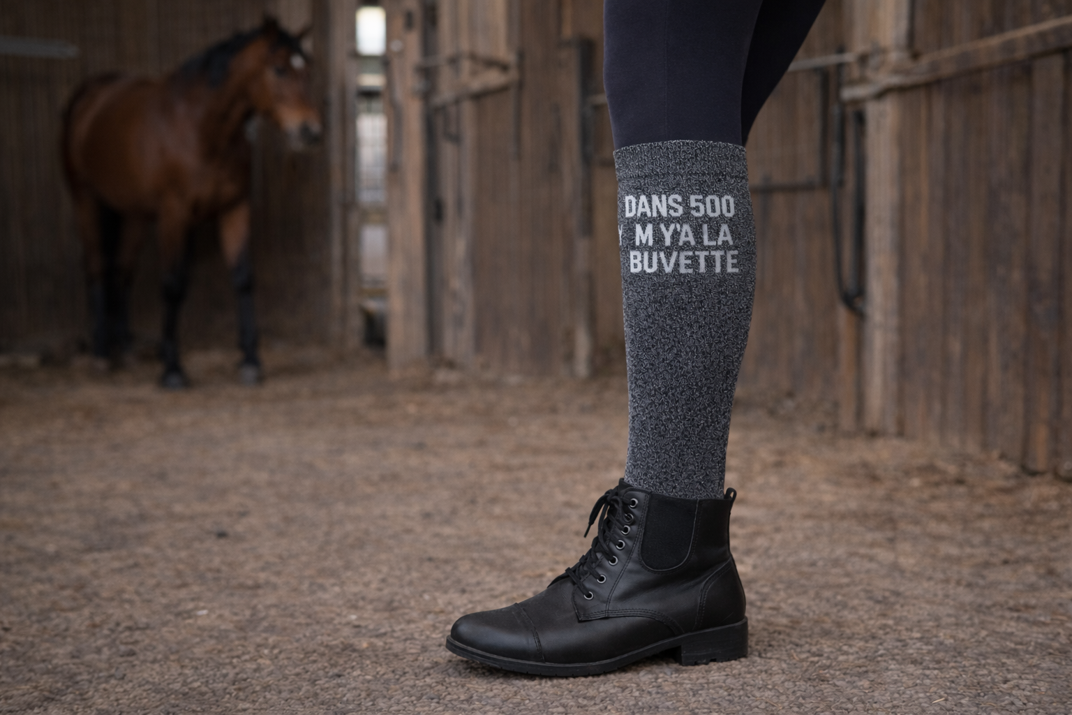 Chaussettes d’Équitation Paillettes à Slogan – Qualité Premium – Dans 500m y a la buvette – Image 2