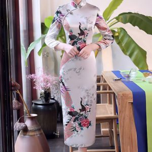 Robe Chinoise Longue Satinée Avec Motifs Paon Et Fleurs – Meilin